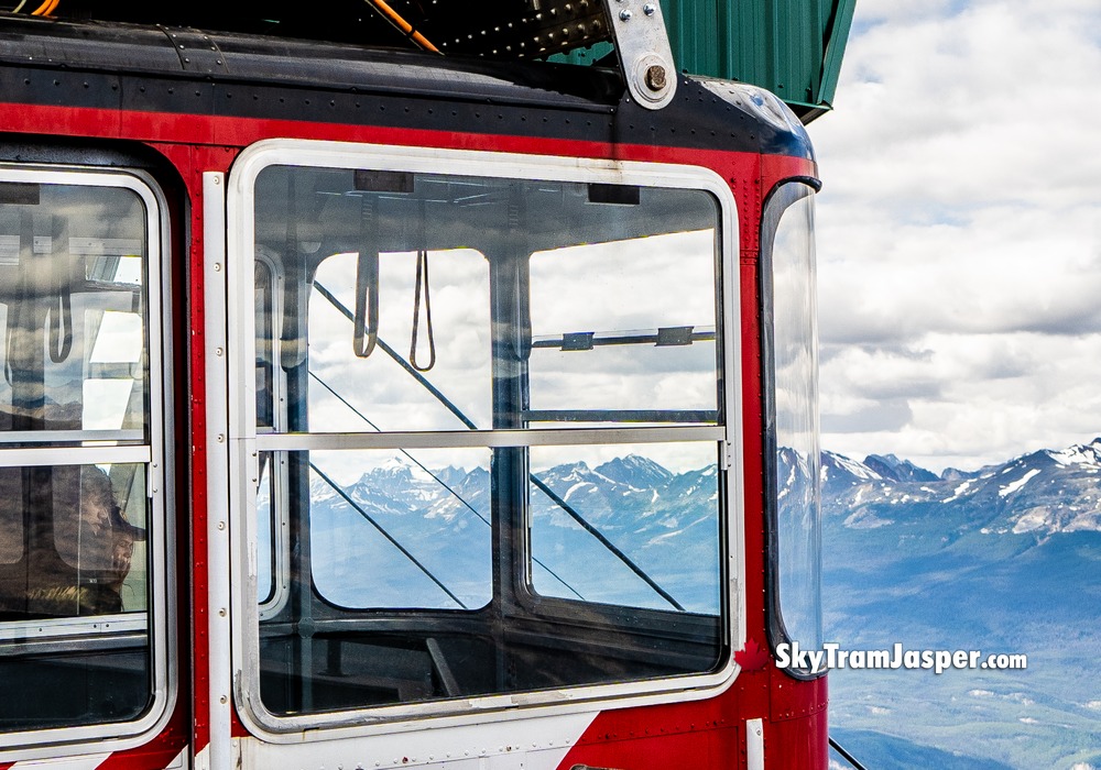 Visiters Viewing SkyTram Mountains